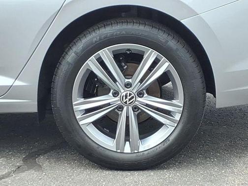 Pyrite Silver Metallic 2024 Volkswagen Jetta 1.5T SE