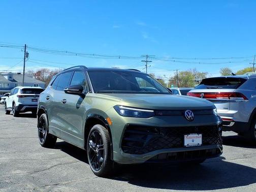 Avocado Green W/Black Roof 2026 Volkswagen Tiguan 2.0T SE R-Line Black