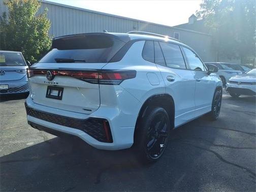 2025 Volkswagen Tiguan 2.0T SE R-Line Black