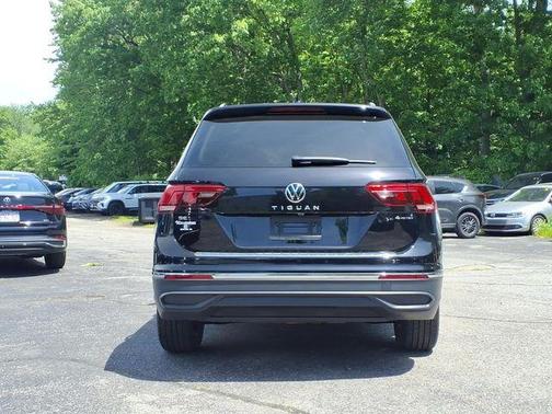 Deep Black Pearl Effect 2022 Volkswagen Tiguan 2.0T SE