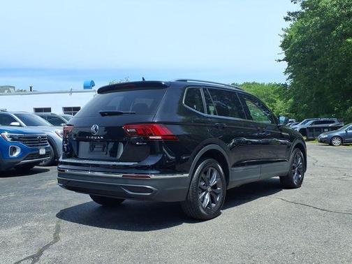 Deep Black Pearl Effect 2022 Volkswagen Tiguan 2.0T SE