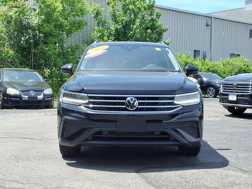 Deep Black Pearl Effect 2022 Volkswagen Tiguan 2.0T SE