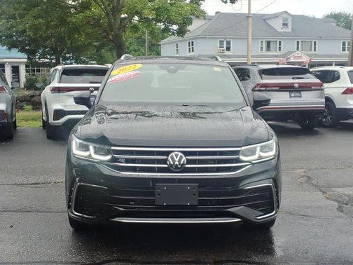 Deep Black Pearl Effect 2022 Volkswagen Tiguan 2.0T SEL R-Line