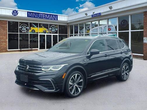 Deep Black Pearl Effect 2022 Volkswagen Tiguan 2.0T SEL R-Line