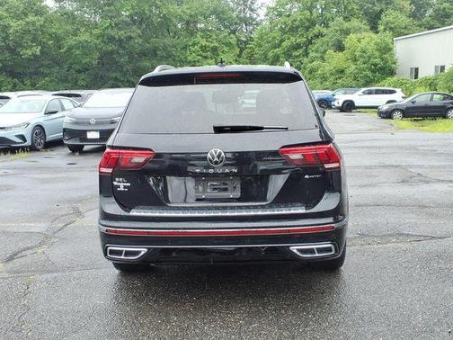 Deep Black Pearl Effect 2022 Volkswagen Tiguan 2.0T SEL R-Line