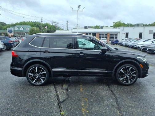 Deep Black Pearl Effect 2022 Volkswagen Tiguan 2.0T SEL R-Line