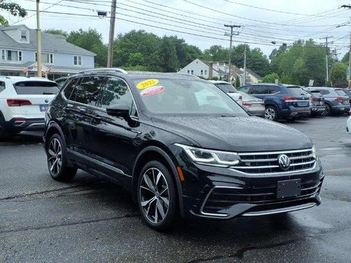 Deep Black Pearl Effect 2022 Volkswagen Tiguan 2.0T SEL R-Line