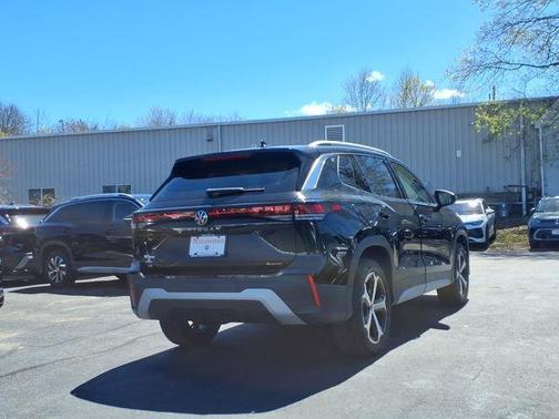 Deep Black Pearl Effect 2026 Volkswagen Tiguan 2.0T SE
