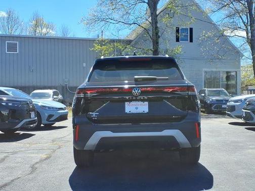 Deep Black Pearl Effect 2026 Volkswagen Tiguan 2.0T SE