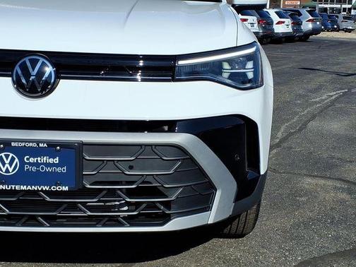 Pure White 2025 Volkswagen Taos 1.5T SE