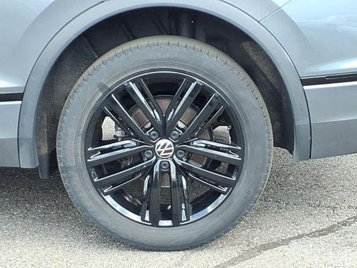 Platinum Gray Metallic 2022 Volkswagen Tiguan 2.0T SE R-Line Black