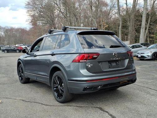 Platinum Gray Metallic 2022 Volkswagen Tiguan 2.0T SE R-Line Black