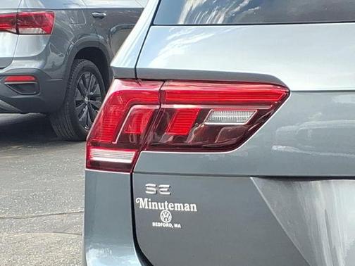 Platinum Gray Metallic 2022 Volkswagen Tiguan 2.0T SE R-Line Black