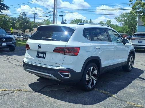 Pure White 2023 Volkswagen Taos 1.5T SE