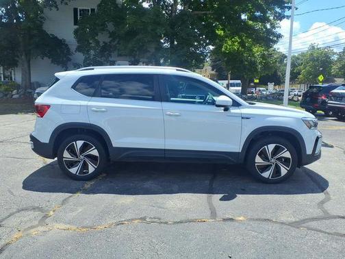 Pure White 2023 Volkswagen Taos 1.5T SE