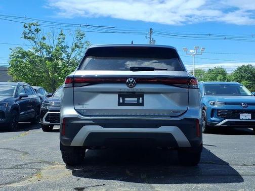 Pyrite Silver Metallic 2026 Volkswagen Tiguan 2.0T SE