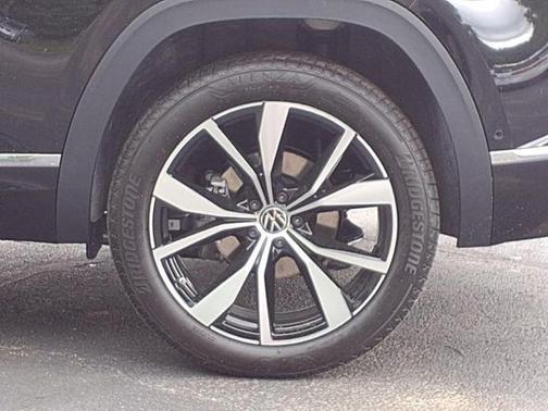 Deep Black Pearl Effect 2025 Volkswagen Atlas Cross Sport 2.0T SEL Premium R-Line