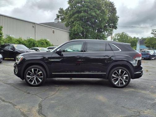 Deep Black Pearl Effect 2025 Volkswagen Atlas Cross Sport 2.0T SEL Premium R-Line