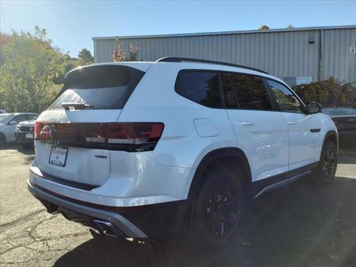 2024 Volkswagen Atlas 2.0T Peak Edition SEL
