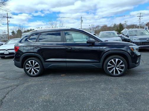 Deep Black Pearl Effect 2023 Volkswagen Taos 1.5T SE