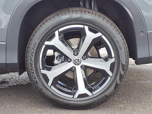 Platinum Gray Metallic 2026 Volkswagen Tiguan 2.0T SE