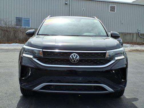 Deep Black Pearl Effect 2023 Volkswagen Taos 1.5T SE