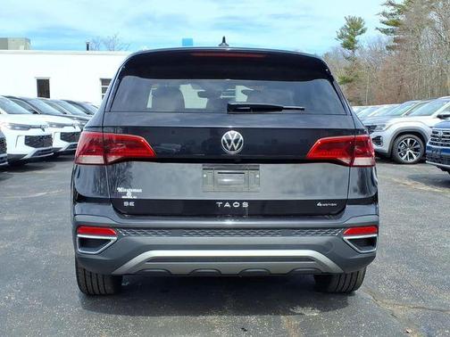 Deep Black Pearl Effect 2023 Volkswagen Taos 1.5T SE