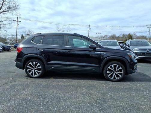 Deep Black Pearl Effect 2023 Volkswagen Taos 1.5T SE