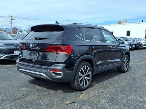 Deep Black Pearl Effect 2023 Volkswagen Taos 1.5T SE