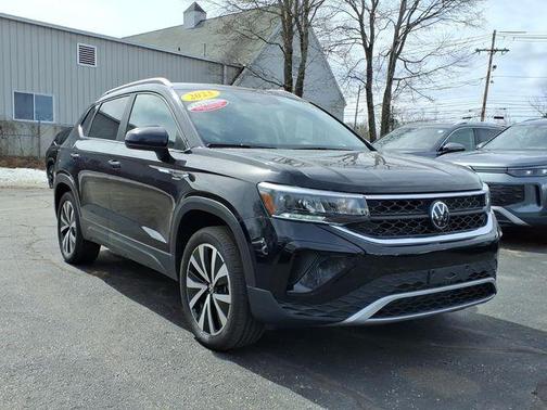 Deep Black Pearl Effect 2023 Volkswagen Taos 1.5T SE