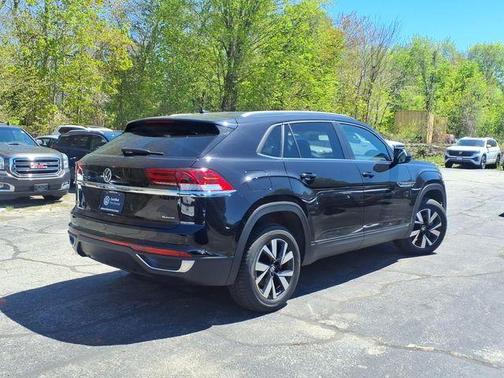 Deep Black Pearl Effect 2023 Volkswagen Atlas Cross Sport 2.0T SE