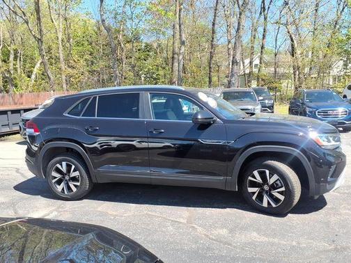 Deep Black Pearl Effect 2023 Volkswagen Atlas Cross Sport 2.0T SE