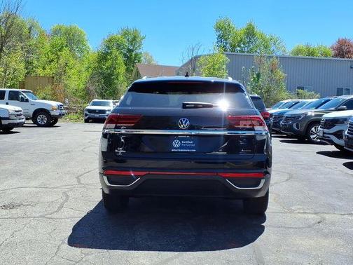 Deep Black Pearl Effect 2023 Volkswagen Atlas Cross Sport 2.0T SE