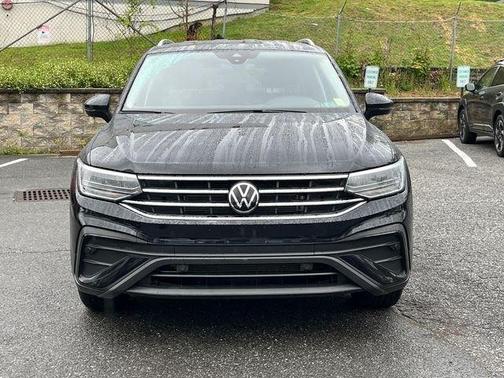 Deep Black Pearl Effect 2023 Volkswagen Tiguan 2.0T SE