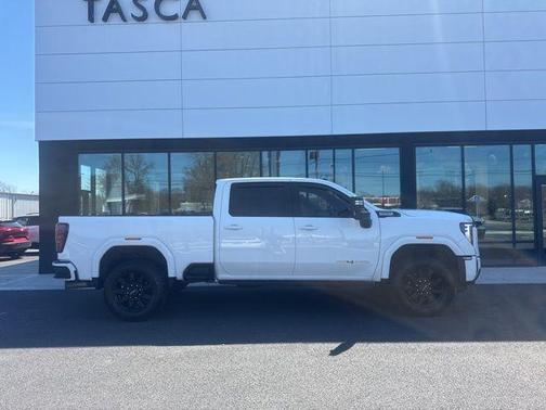 Summit White 2024 GMC Sierra 2500 AT4