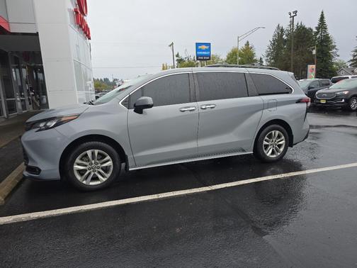 2022 Toyota Sienna Woodland Edition