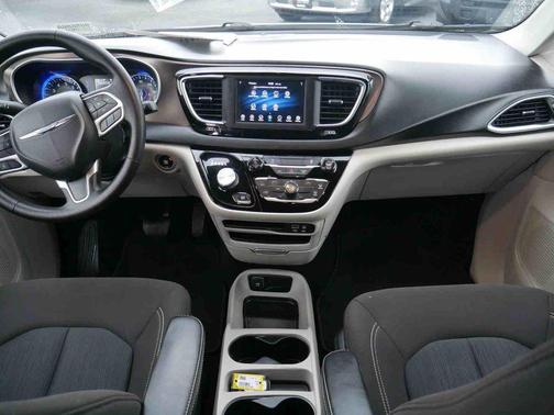 2020 Chrysler Voyager LX