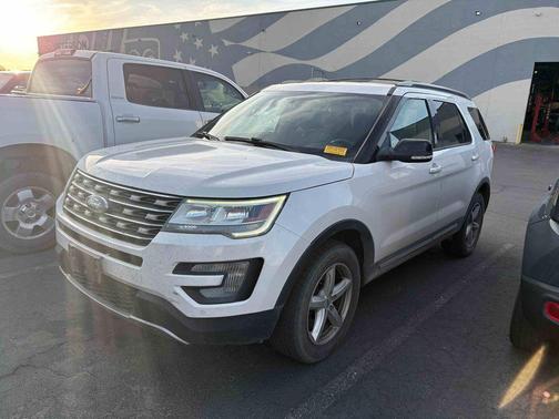 White Platinum Clearcoat Metallic 2016 Ford Explorer XLT
