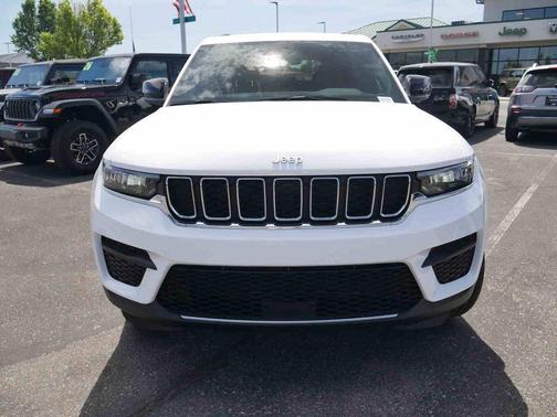 Bright White Clearcoat 2026 Jeep Grand Cherokee Laredo