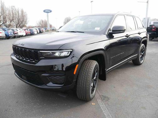2025 Jeep Grand Cherokee Laredo