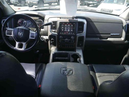 Brilliant Black Crystal Pearlcoat 2018 RAM 3500 Laramie