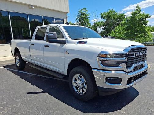 Bright White Clearcoat 2026 RAM 3500 Tradesman Crew Cab 4x4 8' Box