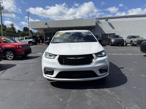 Bright White Clearcoat 2026 Chrysler Pacifica L