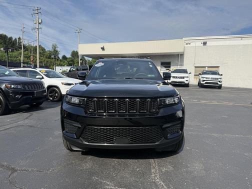 Diamond Black Crystal Pearlcoat 2025 Jeep Grand Cherokee Altitude