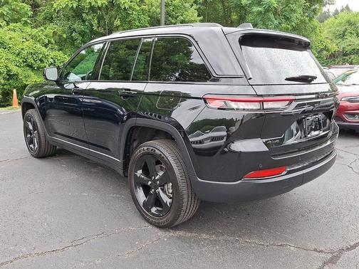 Diamond Black Crystal Pearlcoat 2025 Jeep Grand Cherokee Altitude