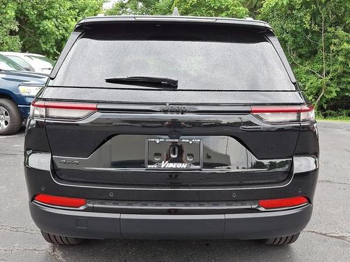Diamond Black Crystal Pearlcoat 2025 Jeep Grand Cherokee Altitude
