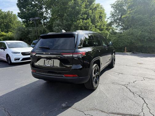 Diamond Black Crystal Pearlcoat 2025 Jeep Grand Cherokee Altitude