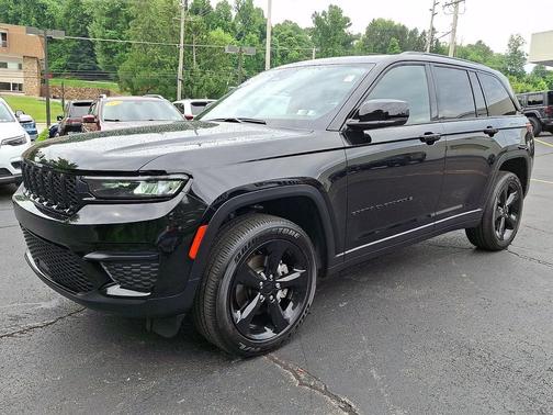 Diamond Black Crystal Pearlcoat 2025 Jeep Grand Cherokee Altitude