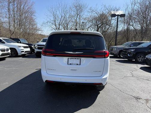 Bright White Clearcoat 2023 Chrysler Pacifica Limited