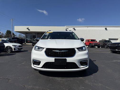 Bright White Clearcoat 2023 Chrysler Pacifica Limited